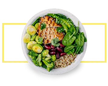 Ensalada con lechuga, coles de Bruselas, brócoli, pollo a la parrilla, aguacate, quinoa y aceitunas negras.